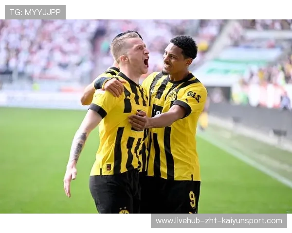 赛后一幕感动人心！多特教练合影小胖，满脸敬意，多特助理教练